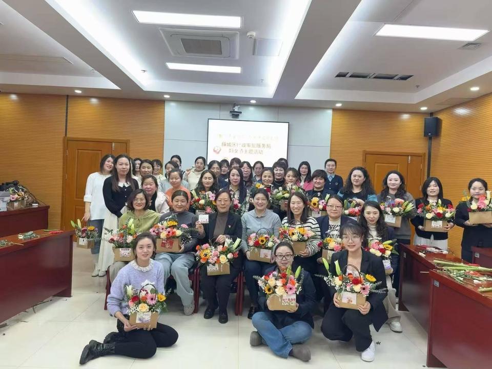 花香滿溢展風(fēng)采，巾幗筑夢綻芳華——薛城區(qū)行政審批服務(wù)局舉辦三八婦女節(jié)主題插花活動(dòng)